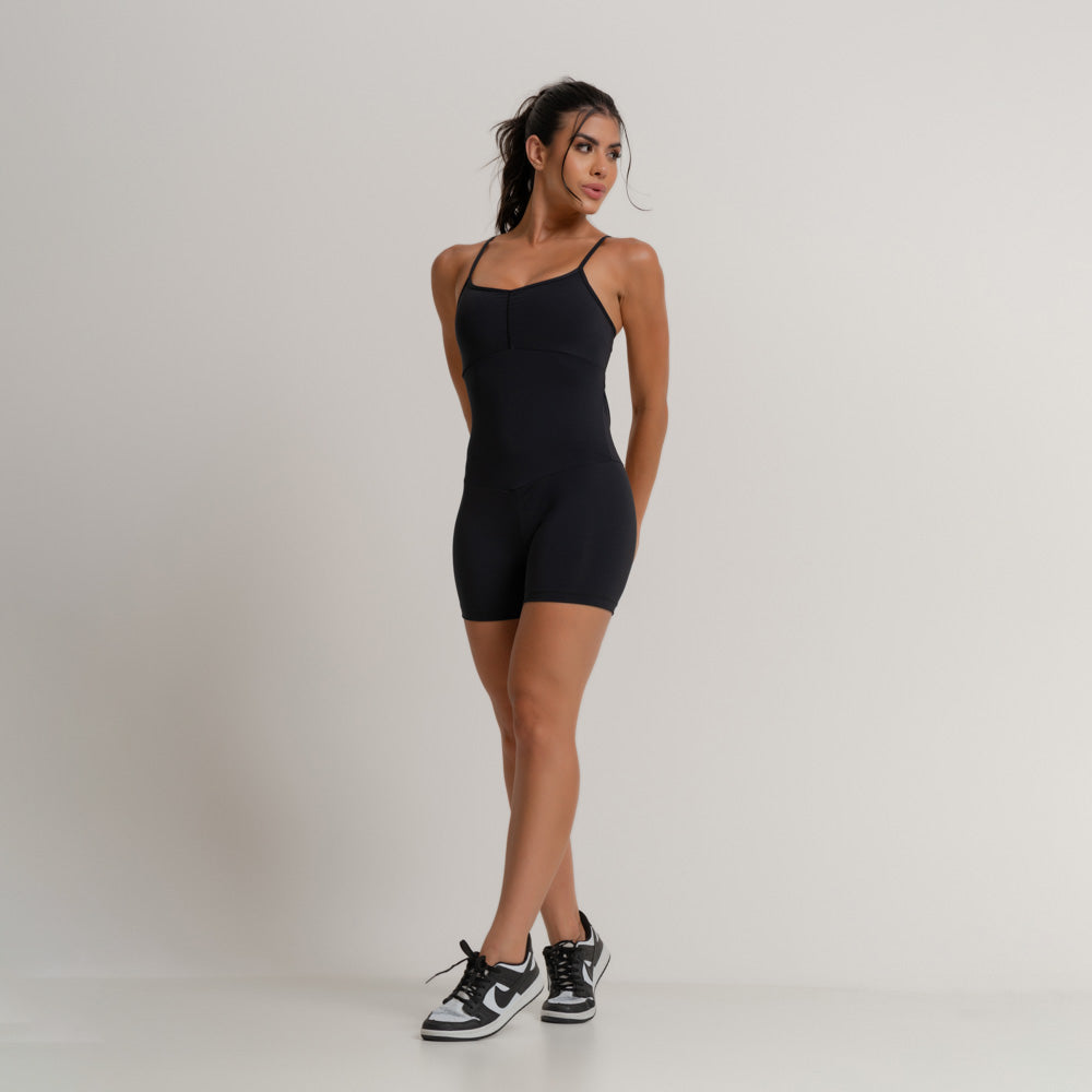 Macaquinho Fitness Preto Com Recorte Nas Costas
